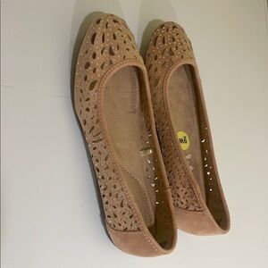 Women’s Cliffs by White Mountain Shoes Womens 9W Cream Ballet Flats Perforated